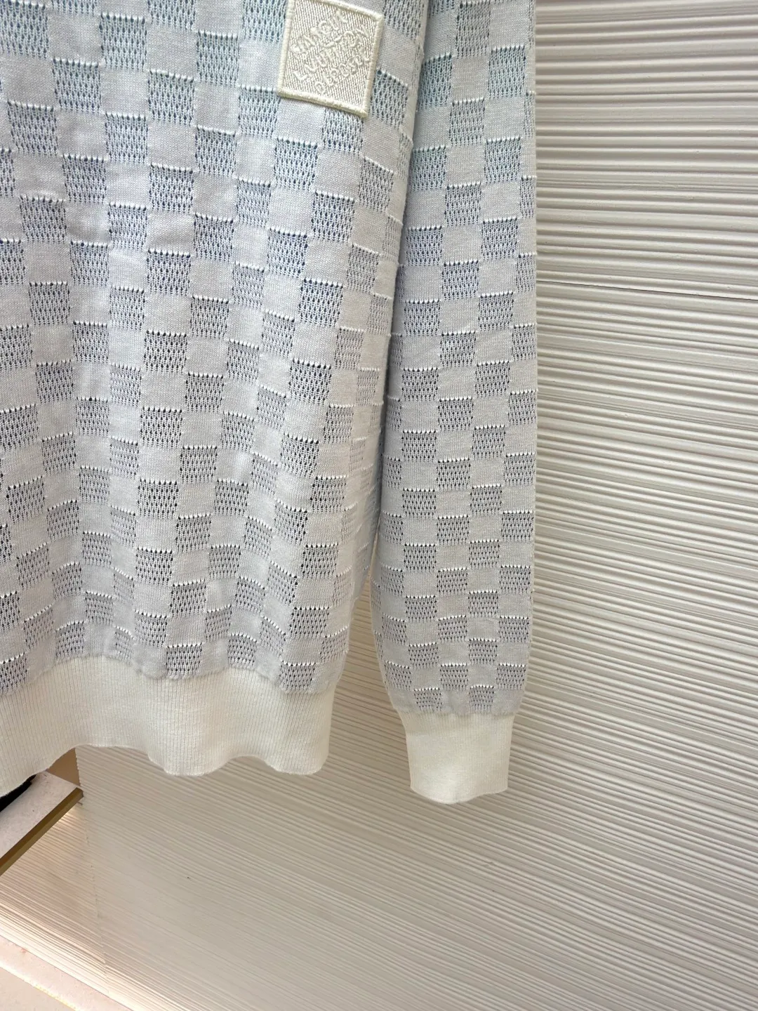 LOUIS VUITTON Checkerboard Gradient Jacquard Sweater ●Original version: Purchased and developed for 12200 ●Item number: 1681959-A85 ●Fabric: 100% cotton ●Technology: Jacquard production ●Color: Gradient color ●Version: Fitted version ●Weight: about 475 grams ●Size: S-M-L-XL ●Description: Made of 80 cotton, 20 wool blended wool. The bottom adopts multi-color inlay weaving method, and the face is imported and woven into a hollow checkerboard pattern, while showing the unique style of gradient technology. Garment washing removes wool residue, leaving the upper body softer. Signature embroidered logo at chest. This cotton long-sleeve sweater is updated with a jacquard mesh knitting technique that embodies the Damier pattern, creating a gradient effect in elegant tones, while adding a sophisticated touch with the Marque L.Vuitton Déposée embroidered patch at the rear. The overall wiring is straight and delicate, the fabric is comfortable and soft, and the color is consistent without color difference. It can be matched with the same style to create a fashionable look and control various occasions. Customized accessories, complete with three standards, same style for men and women!